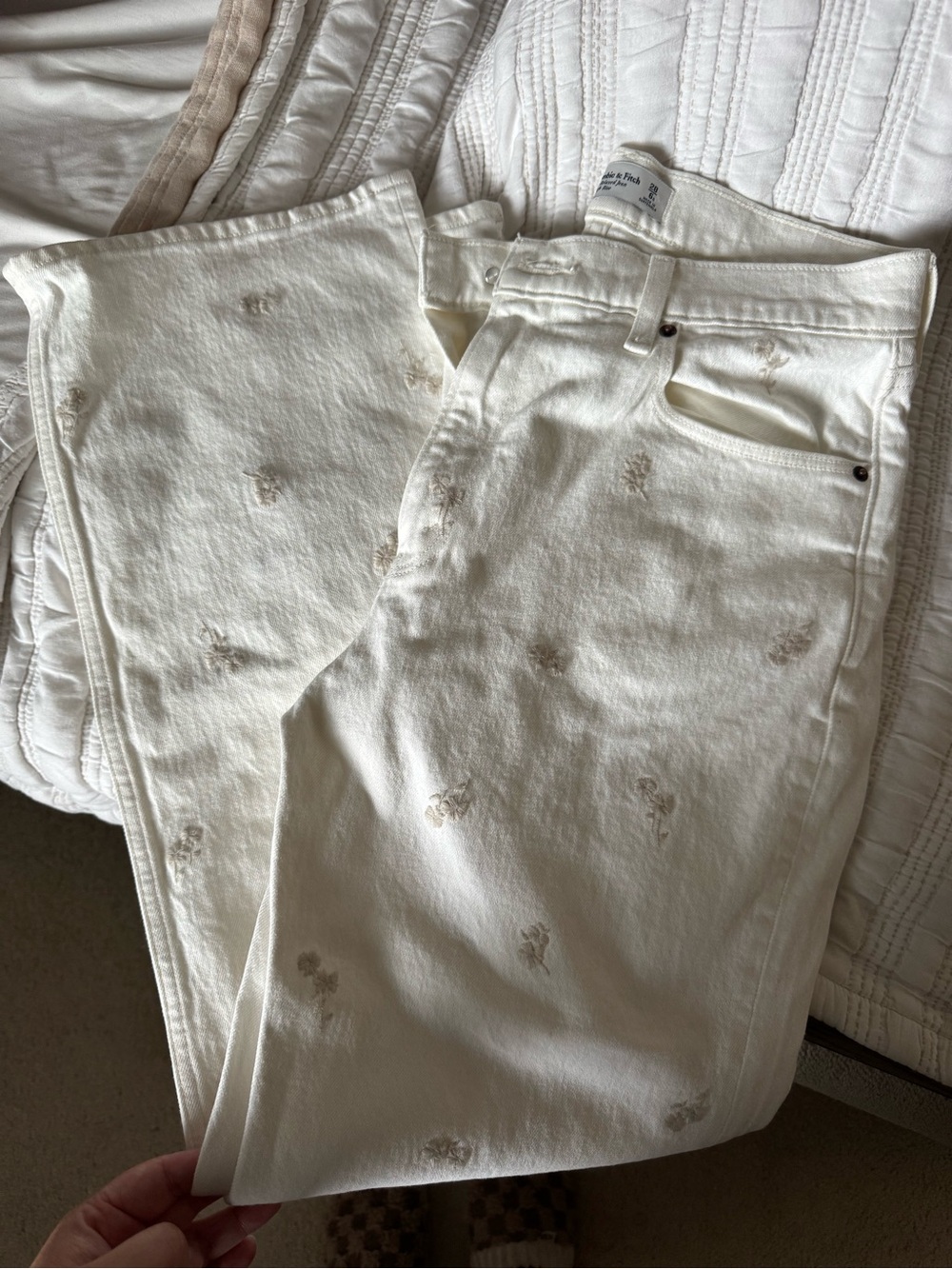 Abercrombie & Fitch Off-White Straight-Leg Jeans with Beige Floral Embroidery